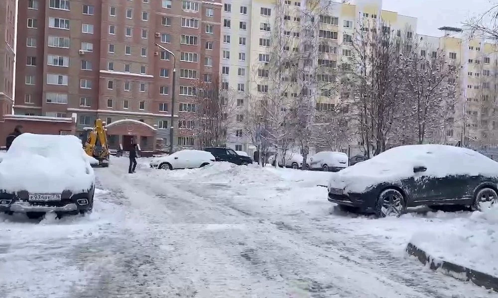 снег во дворе в Нижнекамске, машины, автомобили