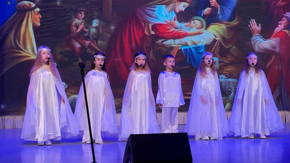 дети поют на сцене