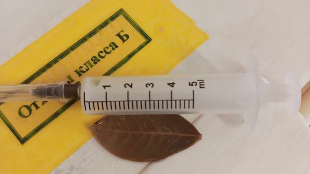 Лавровый лист и шприц