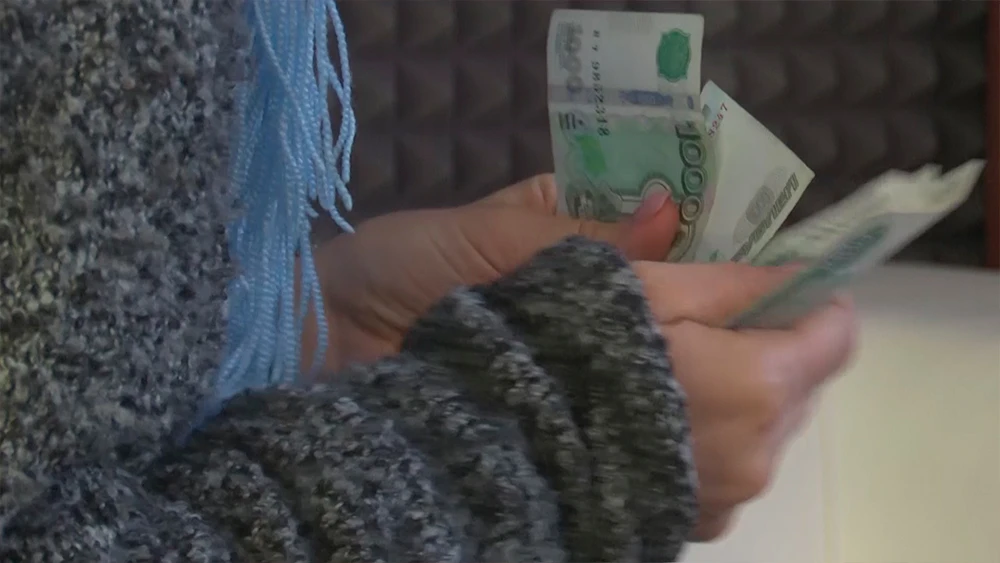 Деньги в руках у бабушки