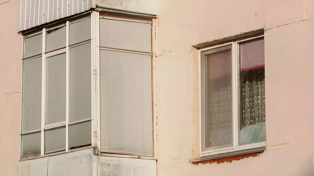 Балкон пятиэтажного дома в Нижнекамске