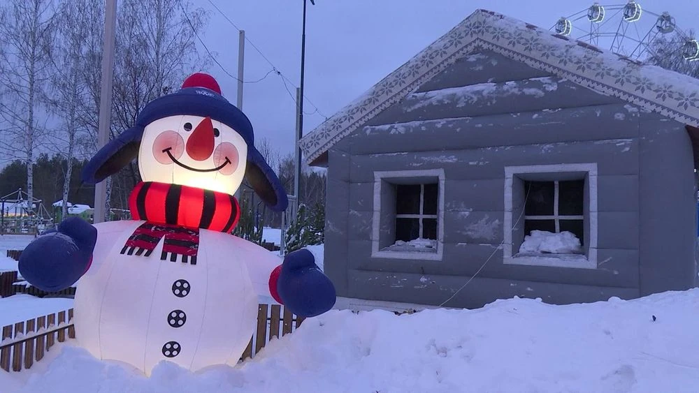 большой надувной снеговик в парке Семья в Нижнекамске зимой