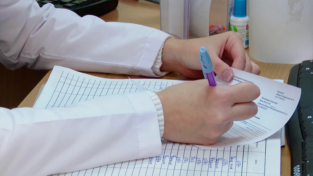 Врач пишет анамнез больного