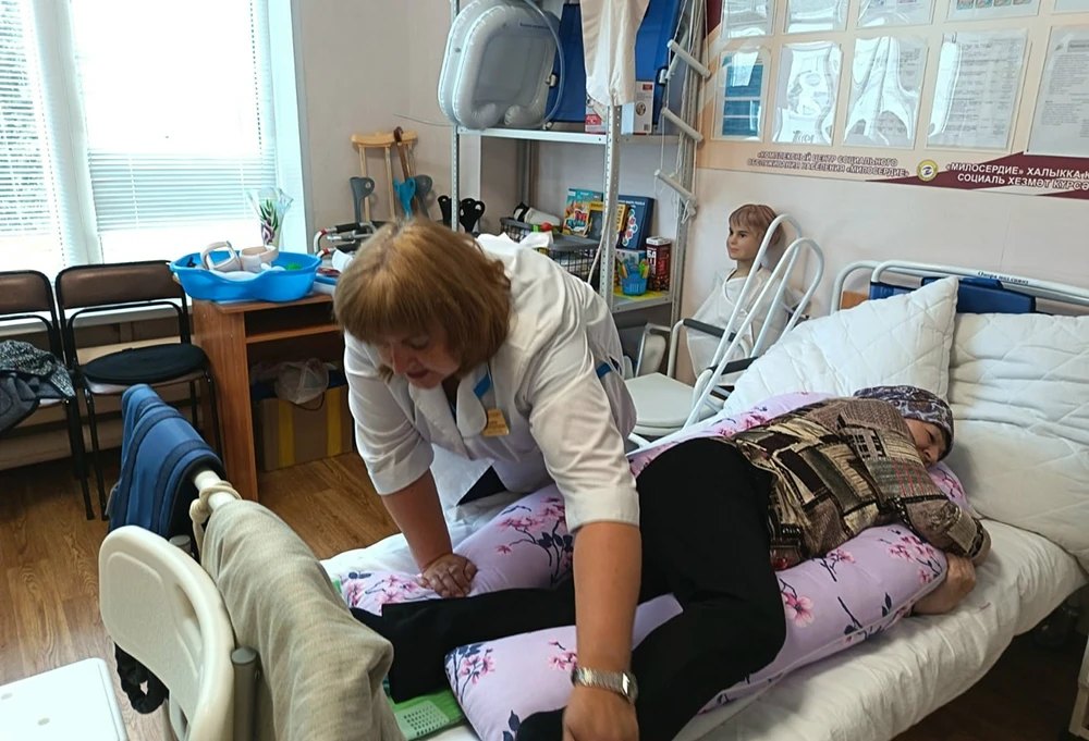 санитарка ухаживает за лежачим пациентом