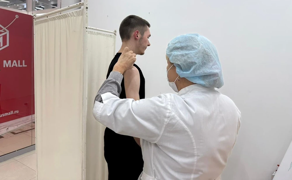 медсестра делает прививку против гриппа в мобильном пункте в Нижнекамске