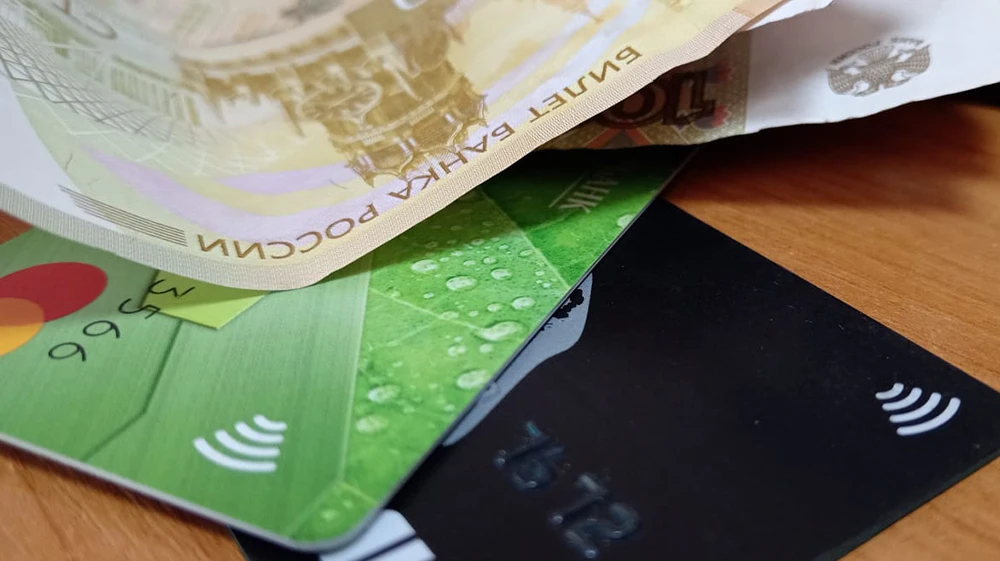 банковские карты и наличные деньги