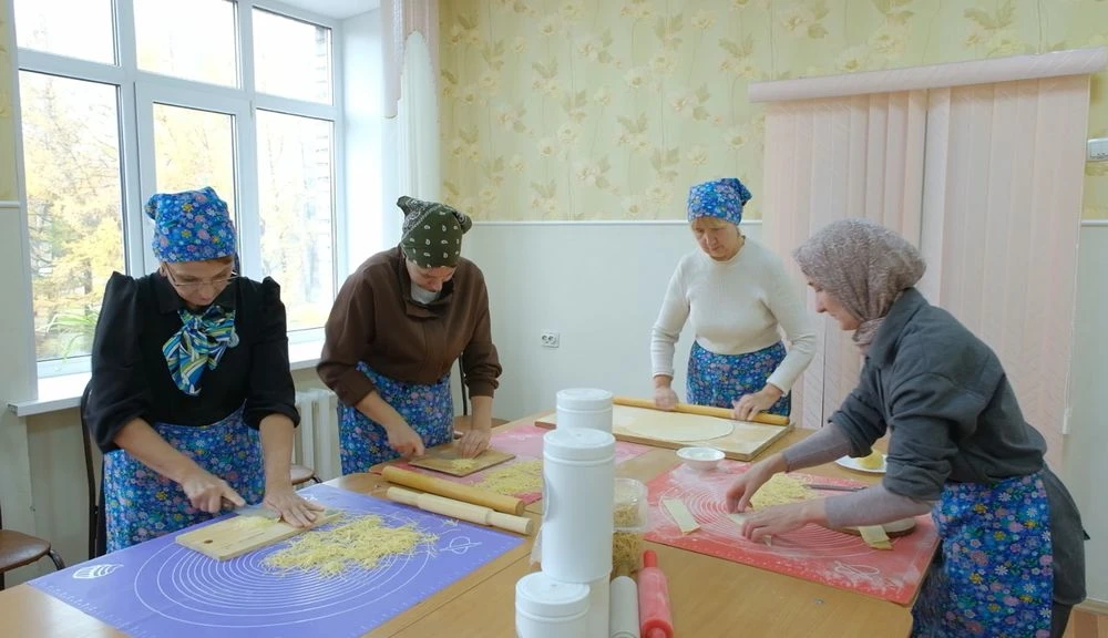 учители и ученицы гимназии № 1 делают лапшу на СВО