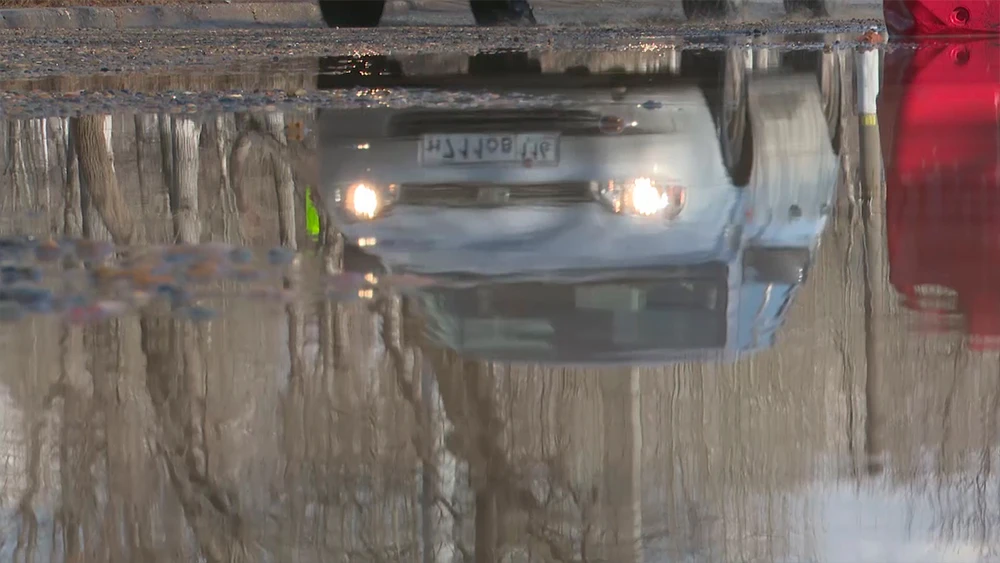 Отражение автомобиля в луже