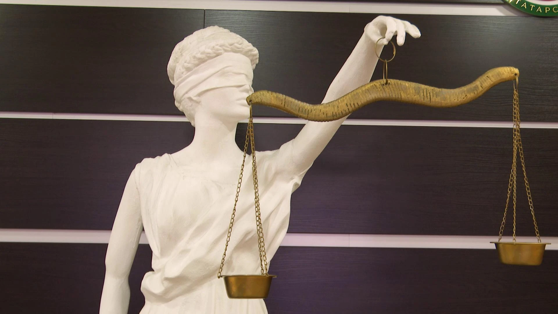 Статуя Фемиды в здании Нижнекамского городского суда