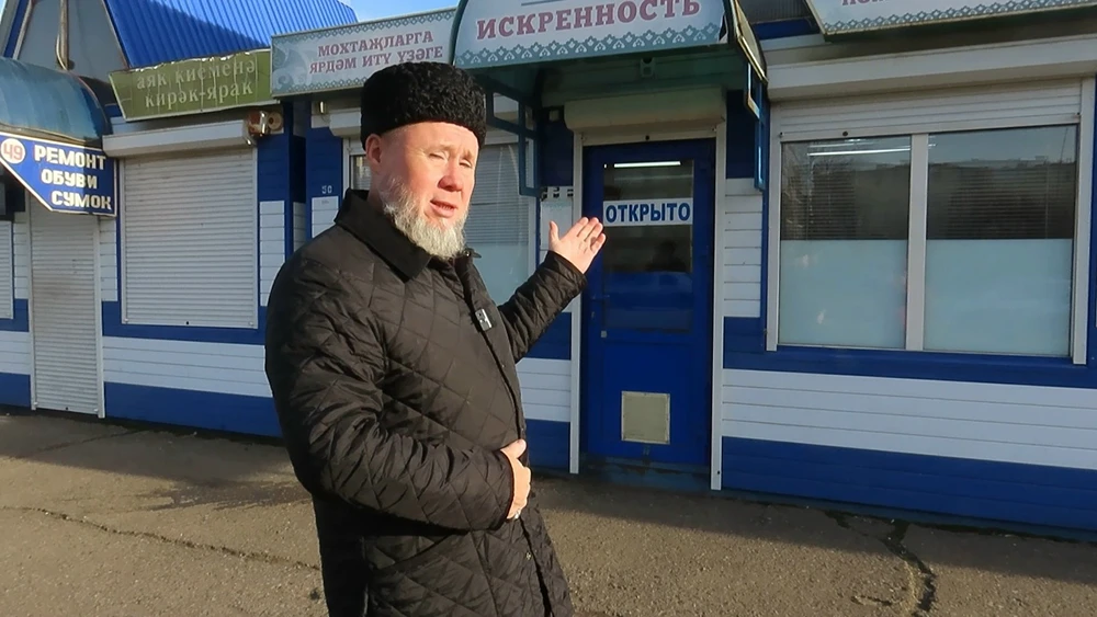Салих хазрат Ибрагимов около центра «Ихлас–Искренность» в Нижнекамске