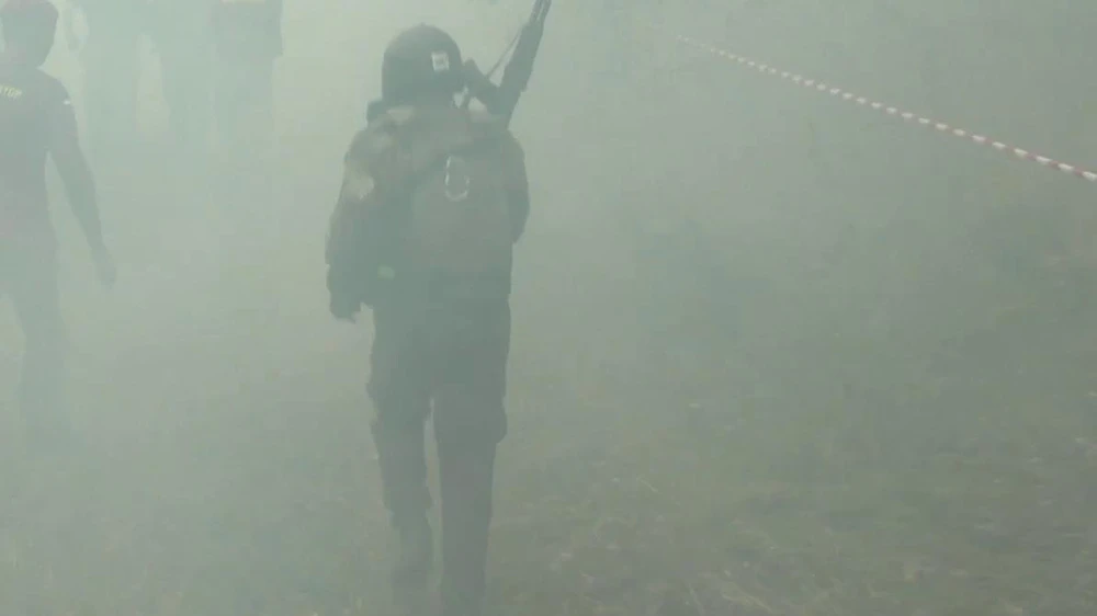 солдат на войне бежит в дыму от взрывов