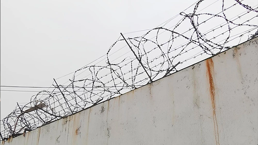 Колючая проволока на заборе тюрьмы