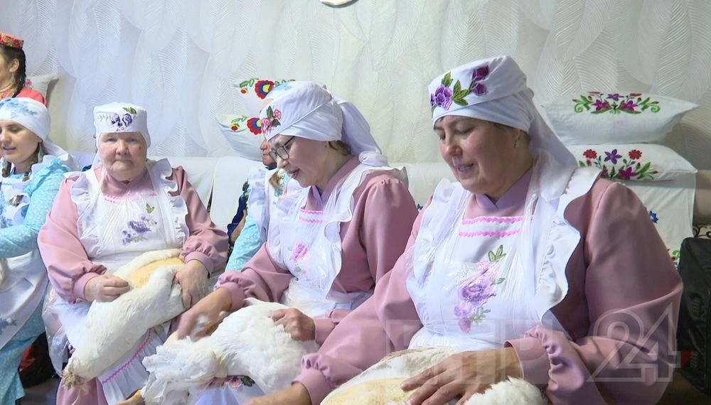 Праздник «Каз омэсе» в селе Кулмакса Нижнекамского района, женщины ощипывают гусей