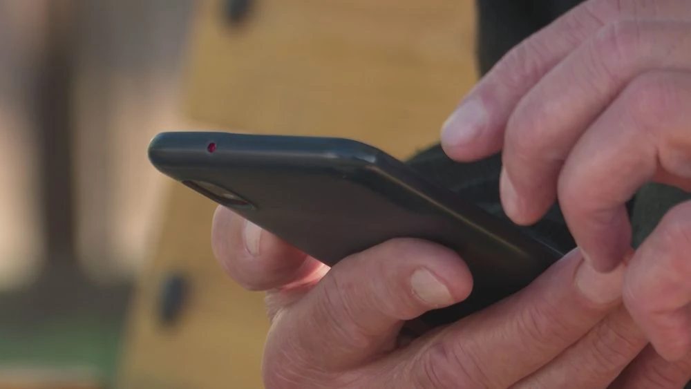 смартфон в руке абонента