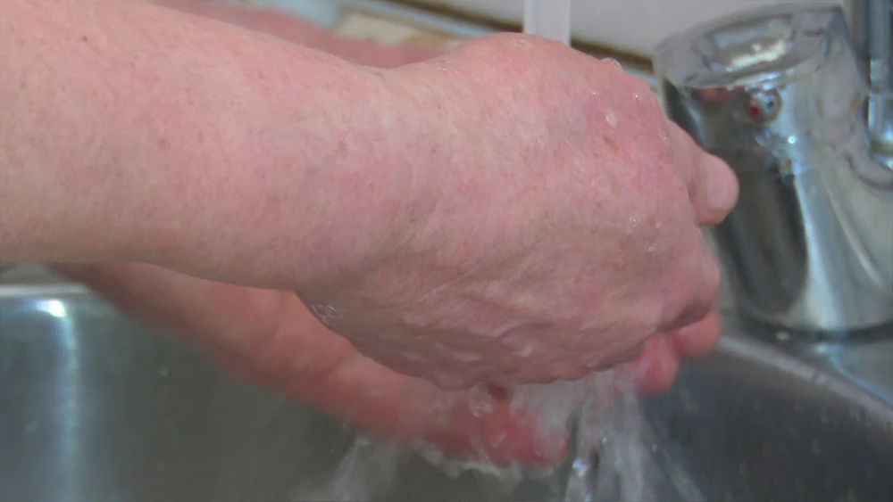 человек моет руки