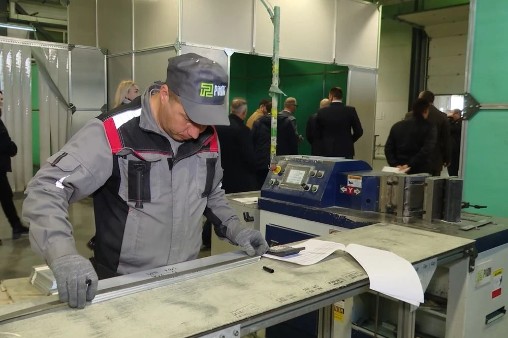 рабочий на предприятии в Нижнекамске