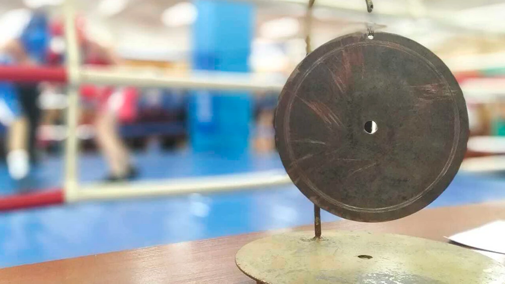 Гонг у боксерского ринга