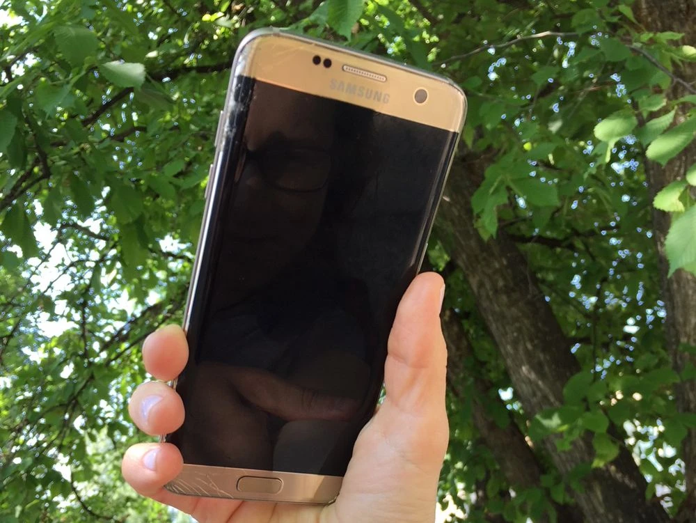 смартфон в руках абонента