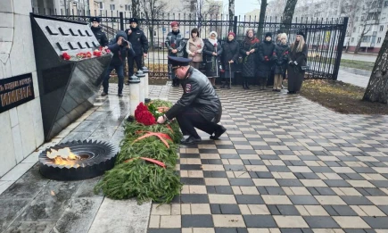 В День сотрудника органов внутренних дел в Нижнекамске почтили память погибших при исполнении полицейских - НТР 24