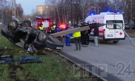 В Нижнекамске снесла столб и перевернулась легковушка - НТР 24