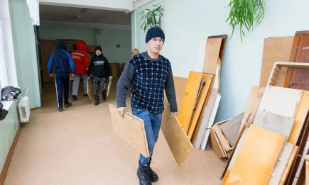 Рабочие подрядной организации «Нижнекамскнефтехима» оказали помощь школе №16 - НТР 24