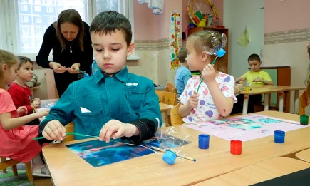 Цветы из бутылок: нижнекамские дошколята научились перерабатывать пластик - НТР 24