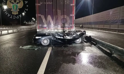 «Тойота» врезалась в стоящую фуру на М-7 в Татарстане — погибли два человека - НТР 24