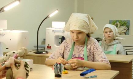 В Нижнекамске дети шьют обереги для бойцов СВО - НТР 24