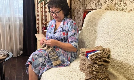 Жительница Нижнекамска связала 300 пар носков для бойцов СВО - НТР 24