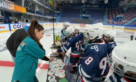 СИБУР организовал экоурок для юных нижнекамских хоккеистов прямо на льду «Нефтехим Арены» - НТР 24