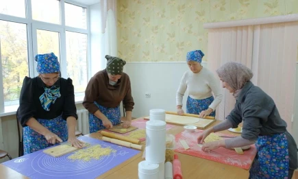 В нижнекамской гимназии № 1 делают лапшу для солдат на СВО - НТР 24