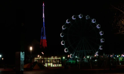 Телебашня Нижнекамска зажглась цветами триколора в День народного единства - НТР 24