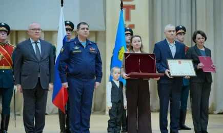 В Казани родственникам Героя России Эдуарда Сабирова вручили «Золотую Звезду» - НТР 24