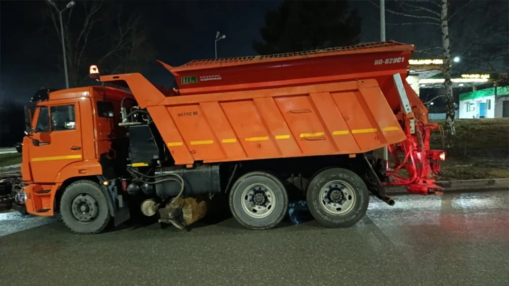 КАМАЗ для обработки дорог песко-соляным раствором