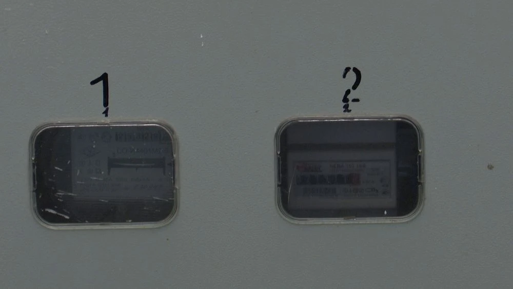 электросчетчики в подъезде многоквартирного дома