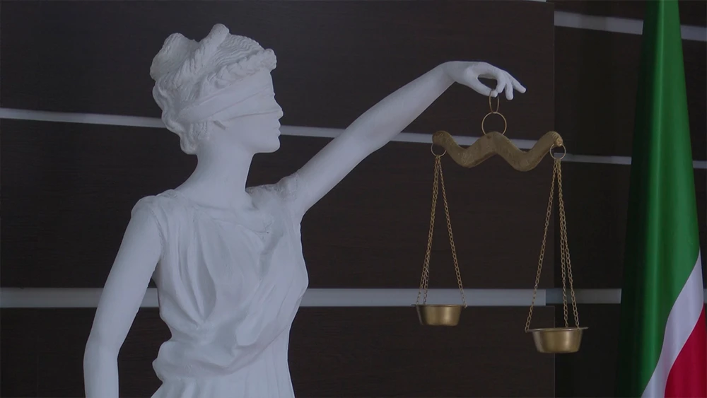 Скульптура Фемиды в Нижнекамском суде