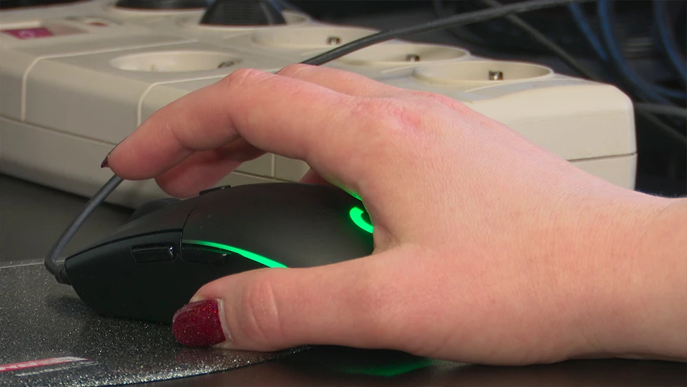 Компьютерная мышь в руке