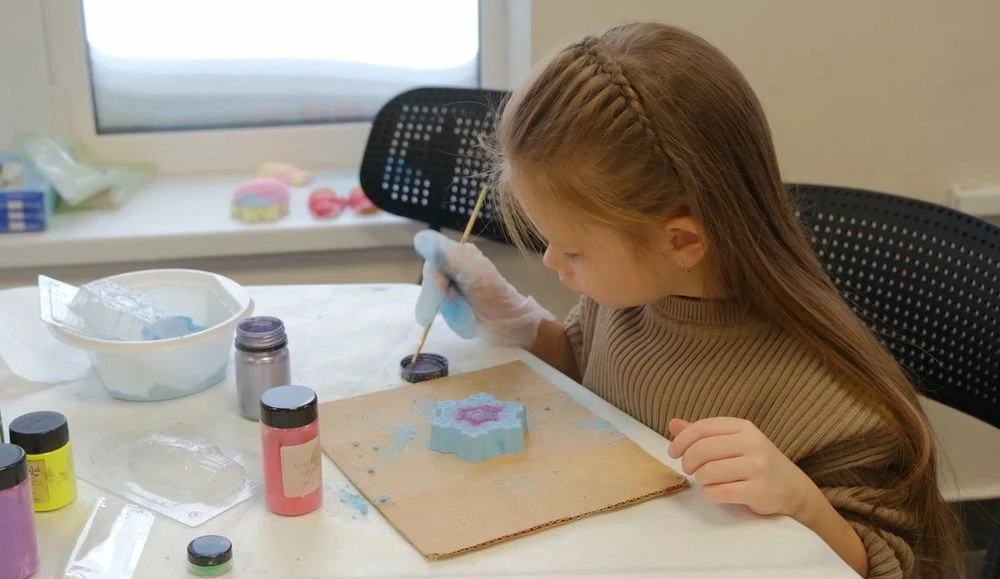 девочка мастерит поделку