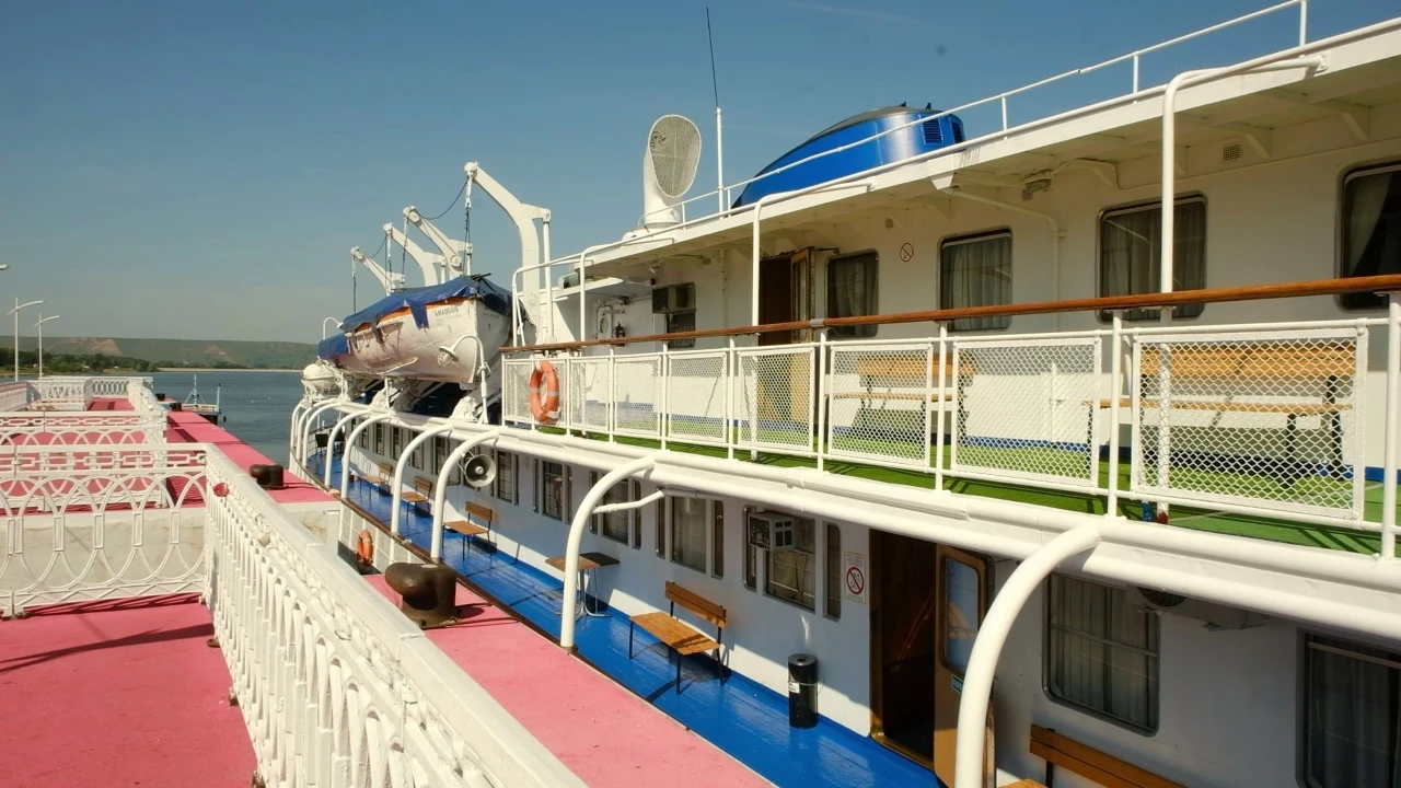 теплоход у пристани в Нижнекамске