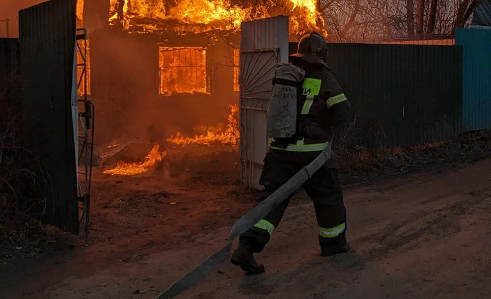 Сотрудник МЧС тушит пожар под Нижнекамском