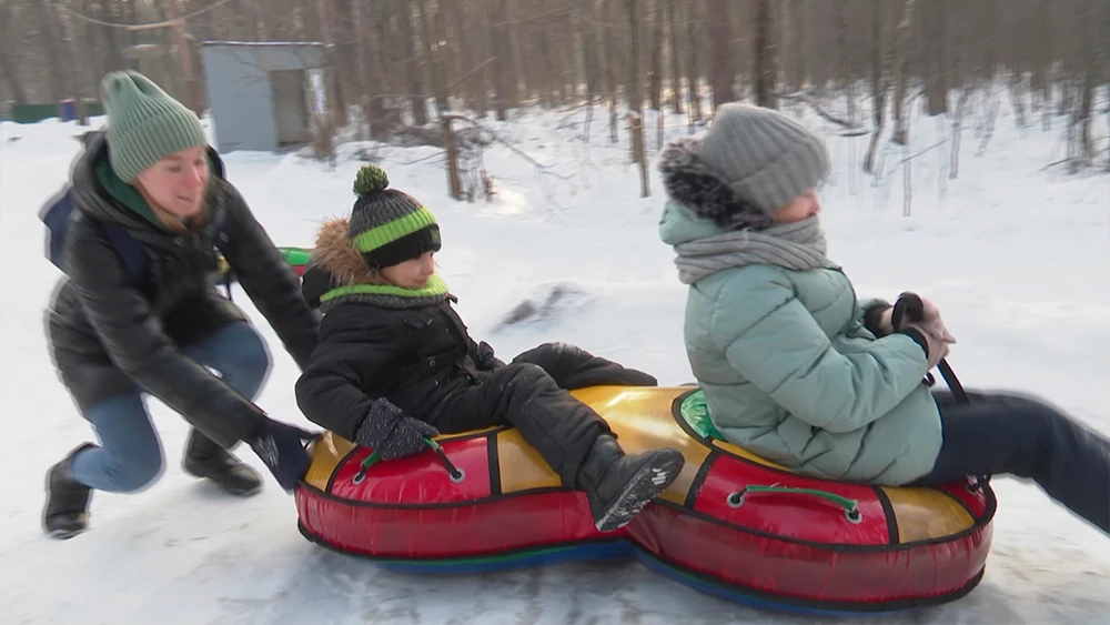 Дети катаются на тюбинге