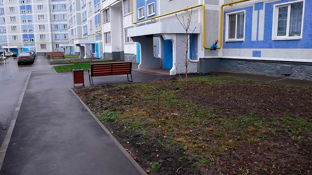 Двор многоэтажного дома в Нижнекамске