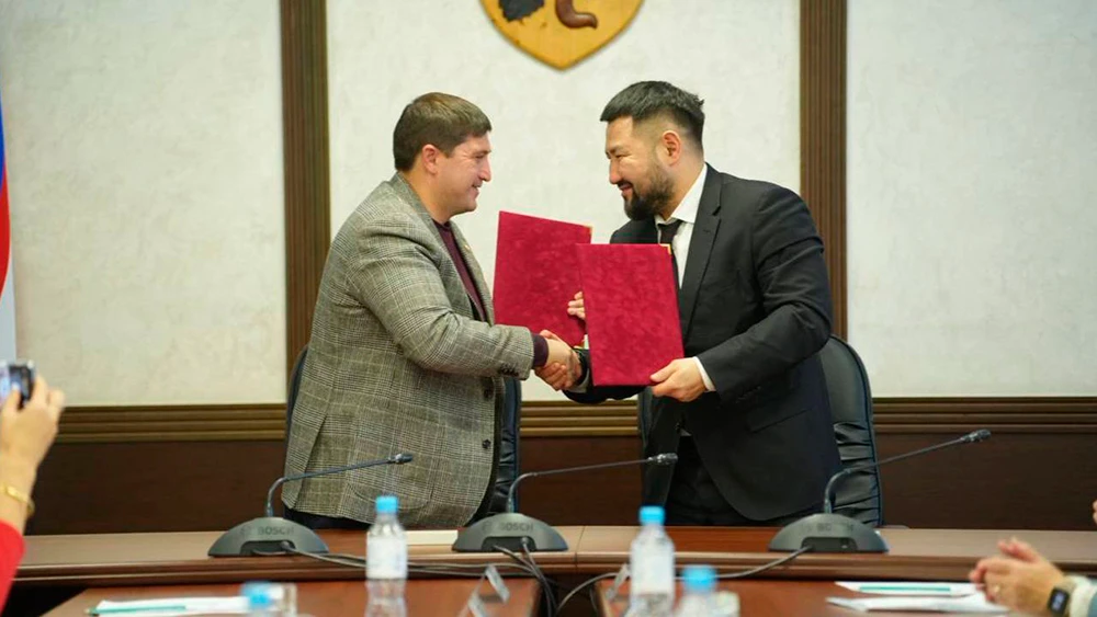 Мэр Нижнекамска Радмир Беляев и мэр Якутска Евгений Григорьев