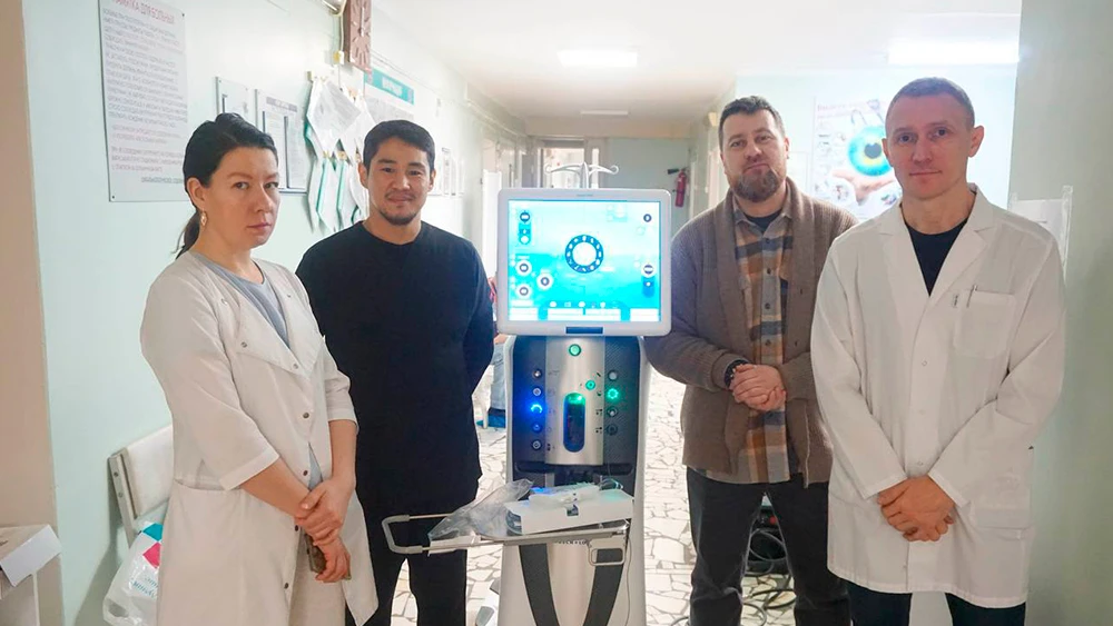 Врачи с новым оборудованием для микрохирургии глаза