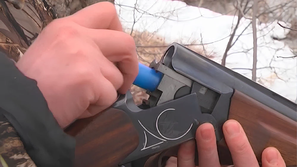 Охотник заряжает ружьё