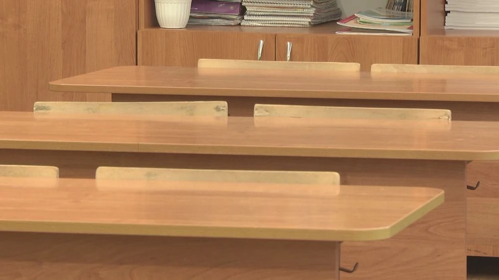 Школьные парты в классе