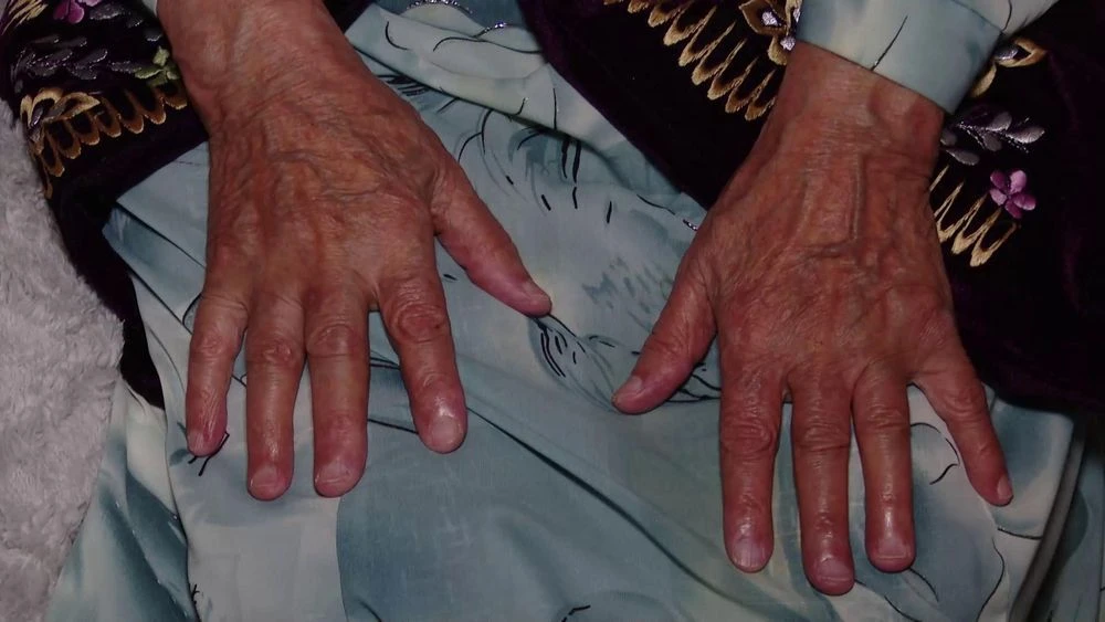 бабушка пожилая женщина руки