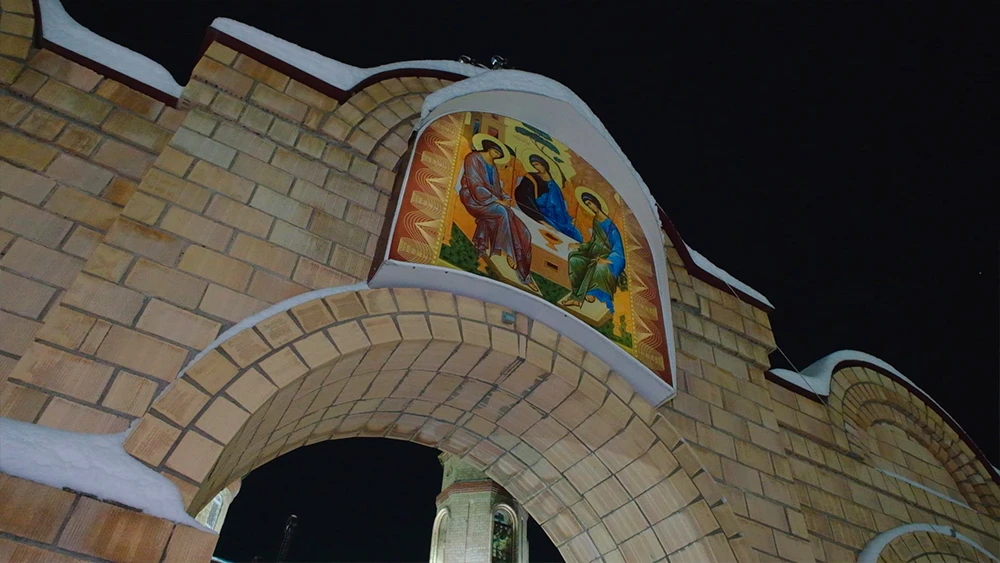 Икона Святой Троицы на храме