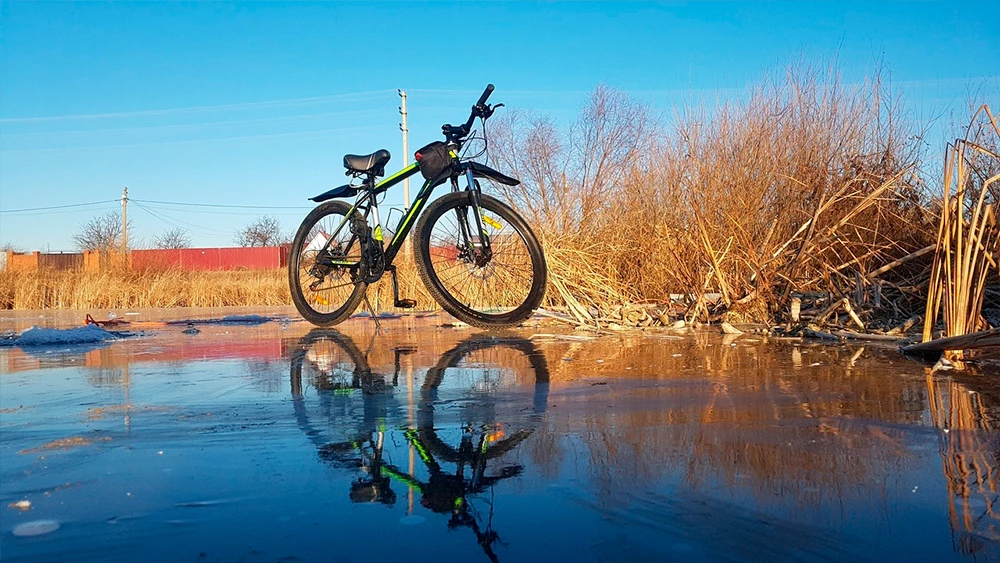 Велосипед на льду озера