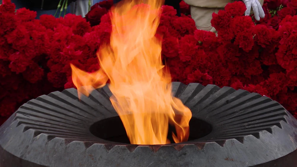 Вечный огонь у монумента Победы в Нижнекамске